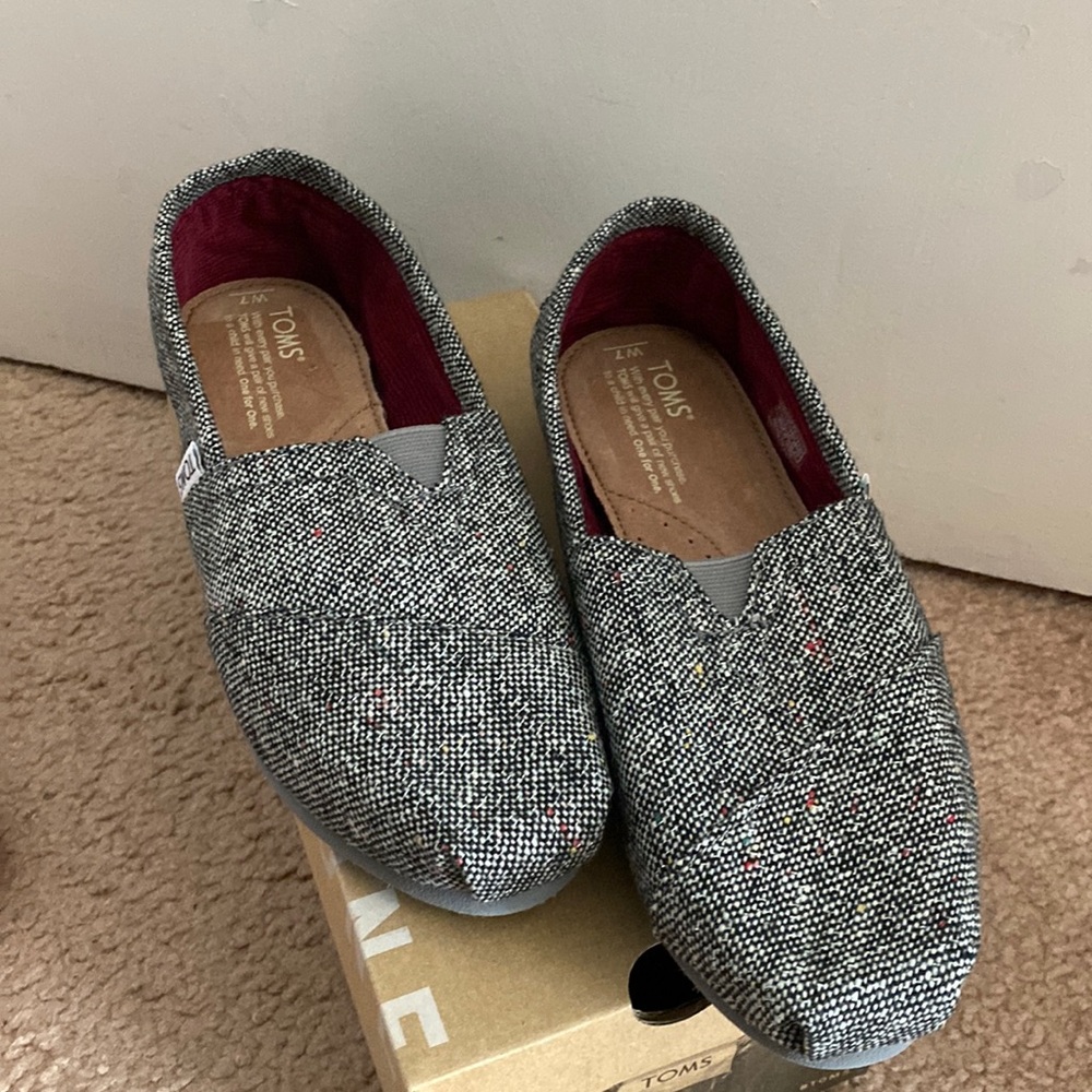 BRAND NEW Toms women’s classic slip ons